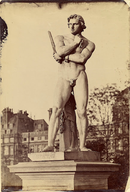 Статуя Спартака в саду Тюильри в Париже