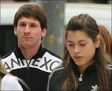 lionel messi girlfriend antonella roccuzzo kiss photo