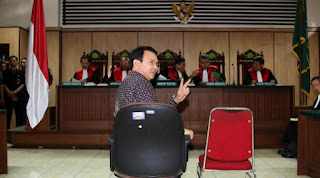 Acungkan Dua Jari Saat Sidang ke-3, Ini Maksud Ahok