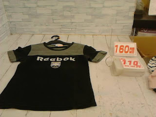 中古品　子供服　１６０ｃｍ　Reebok　ブラック　半袖Tシャツ　１１０円