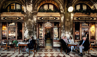  foto da fachada / entrada do Caffe Florian em Veneza   
