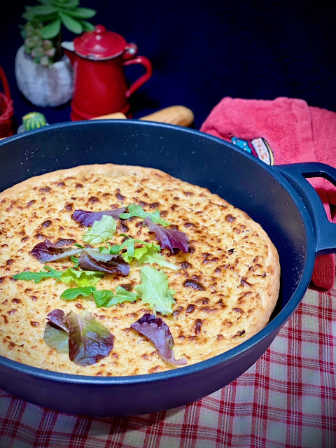 Pizza de queso de coliflor de Jaime Oliver con roquefort y jamón