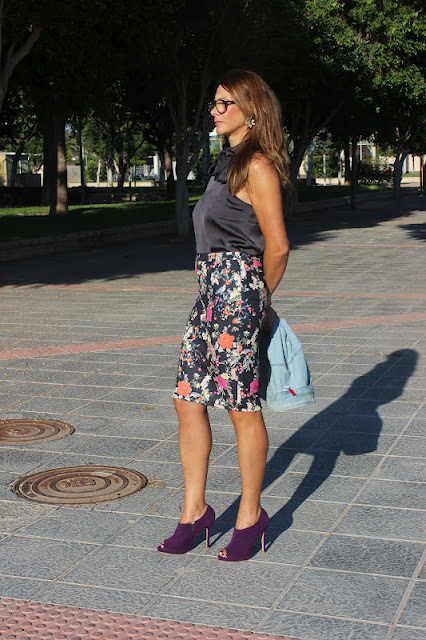 moda urban (falda lápiz, camisa negra sin mangas y con lazada y sin medias)