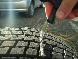 タイヤのパンク修理剤を挿入する