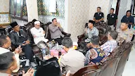 Kapolres Pelabuhan Tanjung Perak Jalin Silaturahmi Bersama Ormas madura Bersatu Dukung Pemilu Damai 2024