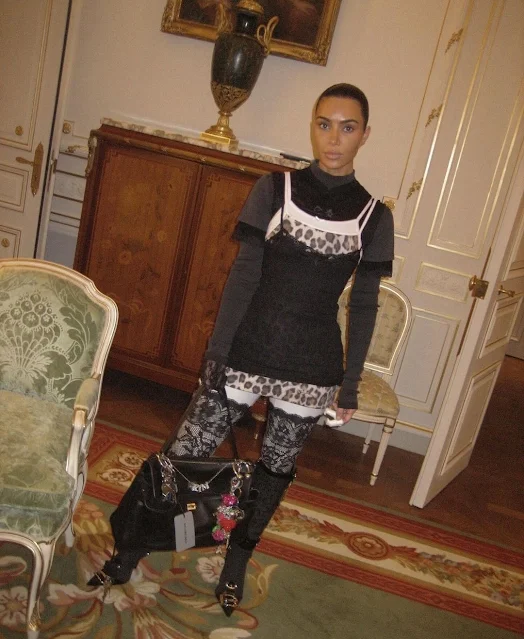 Le look parisien de Kim Kardashian inclut des couches superposées de camisoles Y2K