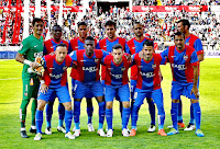 LEVANTE U. D. - Valencia, España - Temporada 2015-16 - Diego Mariño, Simao, Medjani, Víctor Casadesús, Juanfran y David Navarro; Xumetra, Lerma, Iván López, Rubén García y Verza - RAYO VALLECANO 3 (Pablo Hernández, Trashorras, Miku) LEVANTE U. D. 1 (Verza) - 15/05/2016 - Liga de 1ª División, jornada 38 - Madrid, estadio de Vallecas - El Levante se clasifica 20º en la Liga, bajando a 2ª División. Lucas Alcaraz y Rubi se sucedieron como entrenadores