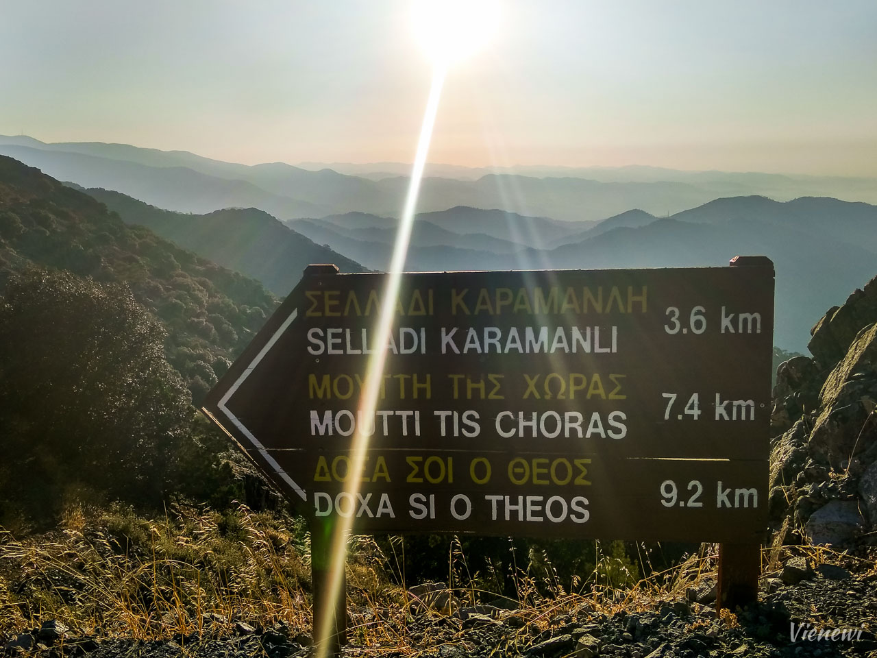 Drogowskaz pokazujący kierunek do punktów początkowych szlaków pieszych - "Selladi Karamanli", "Mutti tis choras", i "Doxa si o theos".
