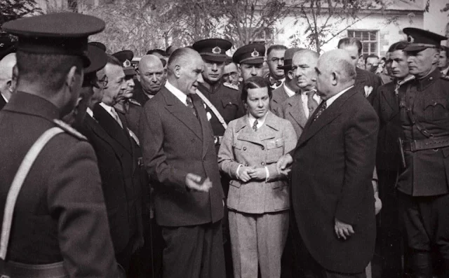 Atatürk Abidin Özmen ve Sabiha Gökçen