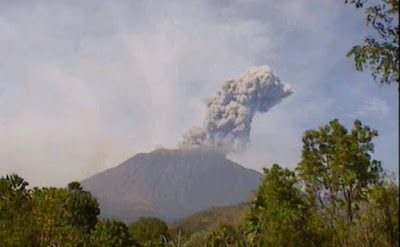 Semburkan Abu Setinggi 2000 Meter, Gunung Agung Kembali menebar Duka