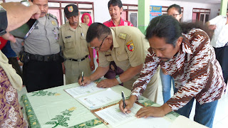 erja Sama Program Pusat Pelayanan Informasi Terpadu Desa Peduli Buruh Migran (PPIT) oleh Bpk. Kades dan Ketua Tanoker