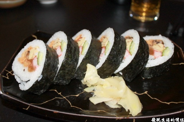 台南-花川日本料理。這應該是加州卷，但這裡好像叫什麼「軍艦卷」，填飽肚子用的，應該要最後才出，但第一道菜就給我出來了，有點給它三條線。