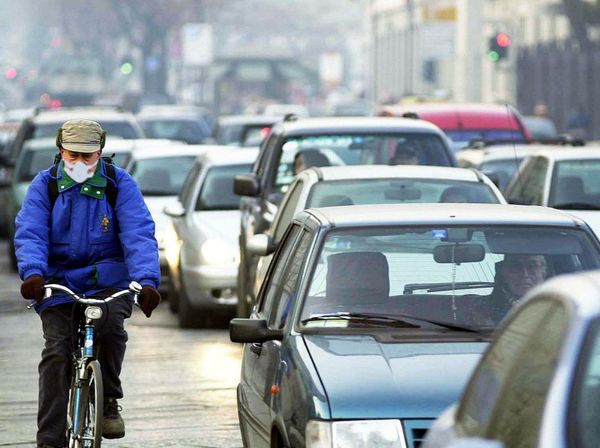 Coronavirus: "Lo smog ‘alleato’ del Covid, non lo trasporta ma ‘disarma’ l’organismo"