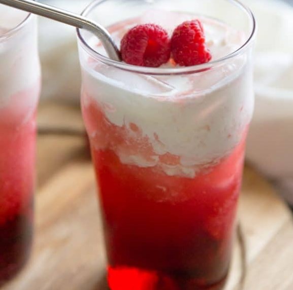 RASPBERRY ITALIAN SODA #drinks #cocktails RASPBERRY ITALIAN SODA #drinks #cocktails