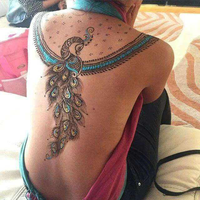 Chica atractiva lleva tatuaje espectacular