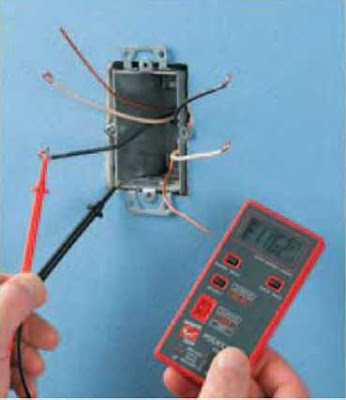 Instalaciones eléctricas residenciales - Verificando voltaje en puntas de cable con multímetro