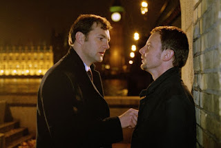 Stephen Collins (Dave Morrissey) e Cal McCaffrey (John Simm) em cena na minissérie da BBC Intrigas de Estado