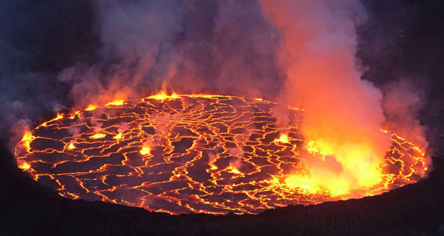 Galeri Foto Carsten Peter, Fotografer Penantang Lava Pijar [ www.BlogApaAja.com ]