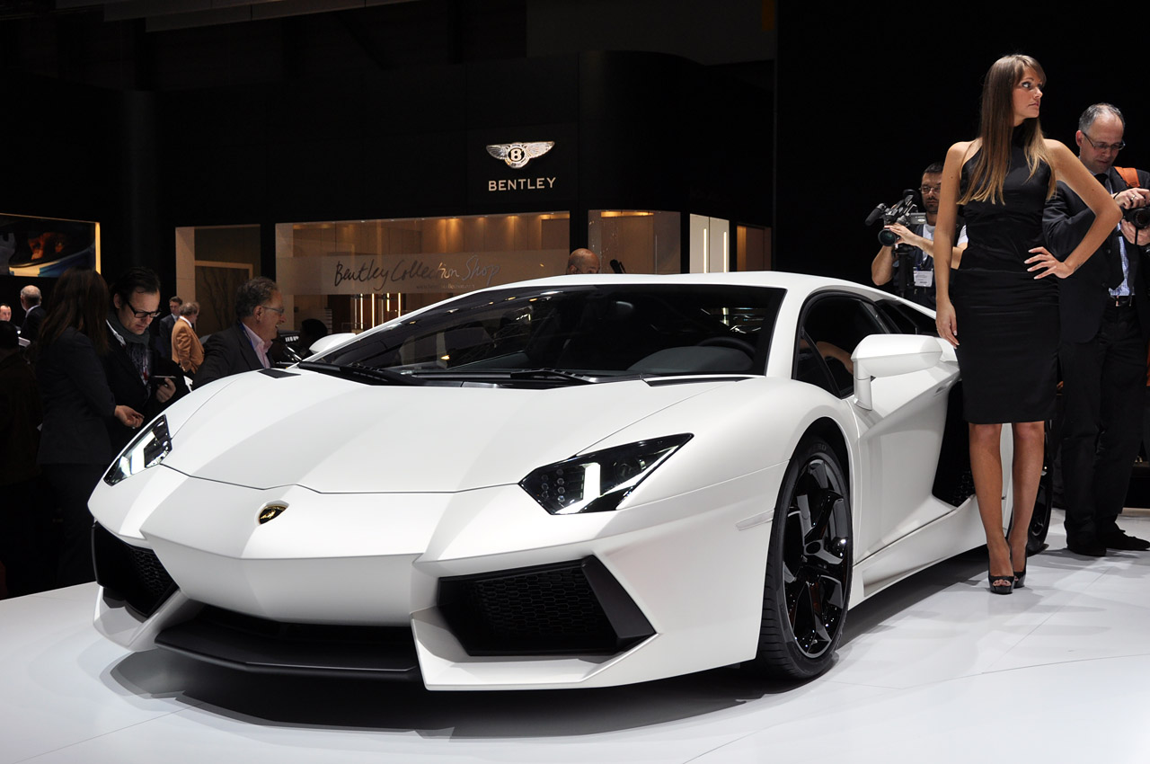 Luxury Lamborghini Cars: Lamborghini Aventador