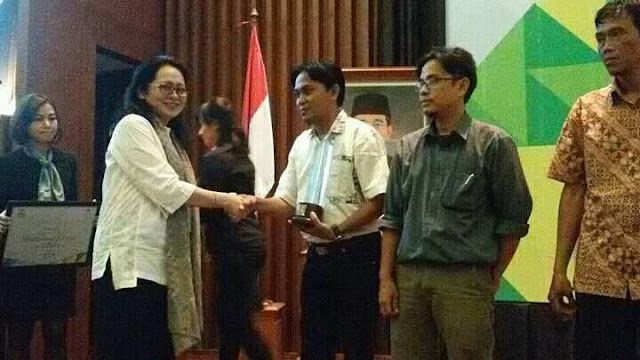 Distarcip Luwu saat menerima penghargaan pada peringatan hari perumahan nasional di Jakarta