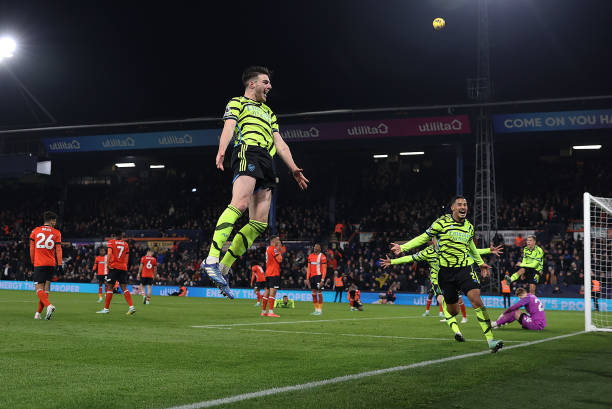 Declan Rice of Arsenal celebrates after scoring the team's fourth goal to make it 4-3 during the Premier League match between Luton Town and Arsenal FC at Kenilworth Road on December 05, 2023 in Luton, England