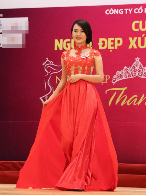 Thí sinh Thảo Ngân trong phần thi áo dài. Cô tỏ ra rất tự tin Thí sinh Thảo Ngân trong phần thi áo dài. Cô tỏ ra rất tự tin