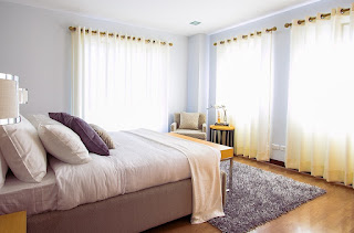 un tapis dans la chambre à coucher