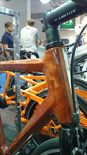 Vogel-Essex adalah seorang desainer dan salah satu mitra dari Ozon Cyclery yang berbasis di Berlin. Perusahaan ini menyelenggarakan lokakarya bagi siapapun yang tertarik  pada pembuatan sepeda bambu. Selama tiga tahun terakhir, ia bersama mitranya, Stefan Bruning, berusaha menyempurnakan teknik konstruksi. Dia mengaku tidak tahu mencari informasi tentang konstruksi bambu untuk sepeda, sehingga harus melakukan uji coba sendiri. Di ruang kerjanya sekarang ada lusinan kerangka sepeda bambu buatannya.