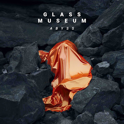 On découvre aujourd'hui le clip Abyss signé Glass Museum. Un titre d'une mélancolie magistrale.