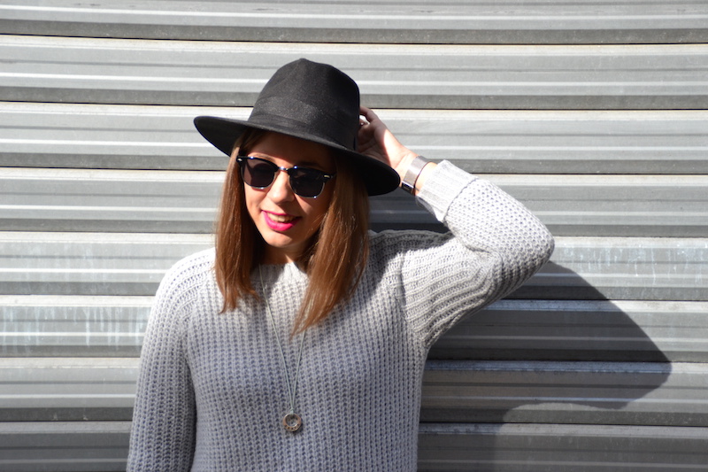 manteau gris oversize H&M, robe pull grise Boohoo et chapeau noir New Look et collant à pois Calzedonia, sac Balenciaga