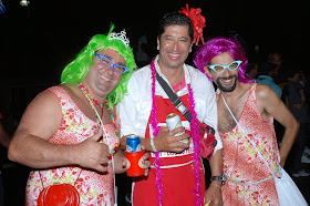 Mário Jorge Aranha (ao centro), presidente do Bloco Piranhas da Serra, marca presença no desfile do Bebe Rindo