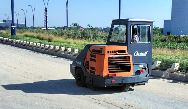 Road Sweeping Machine by Cleanland