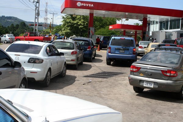 Escasez de gasolina paraliza al estado Táchira