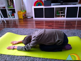 Niño haciendo yoga