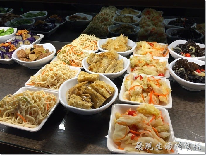 台北南港-朱記‧餡餅粥。小菜自己拿，泡菜、豆皮、干絲。