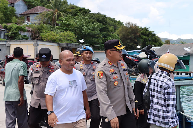  Ketua Komisi I DPRD Dampingi Kapolres Natuna Memantau Penyeberangan Antar Pulau di Pelabuhan Rakyat Selat Lampa