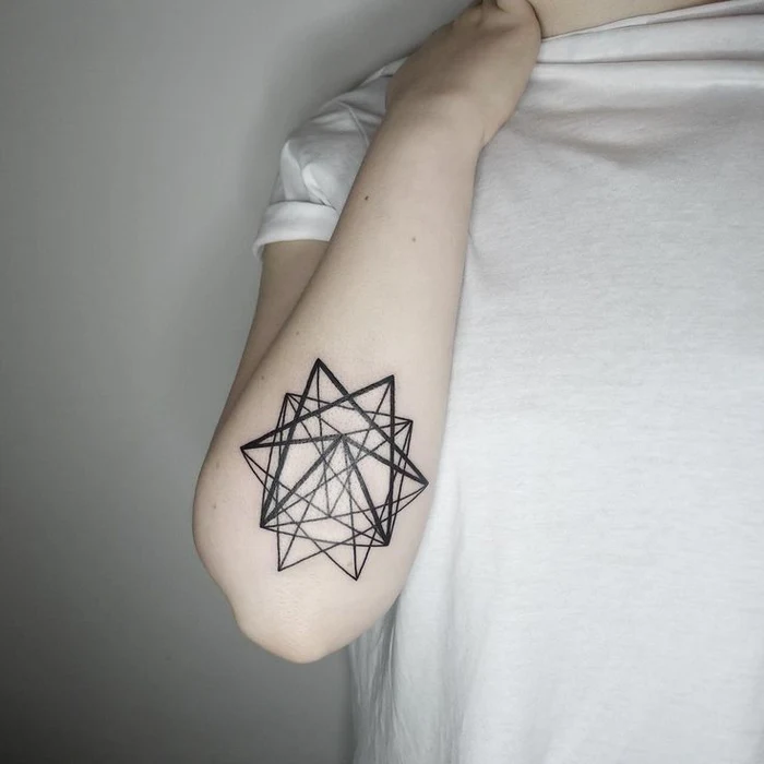 Tatuajes geométricos en los brazos