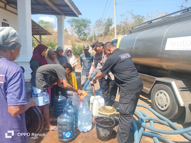 Musim Kemarau, Humas Polresta Banyuwangi Distribusikan Air Bersih ke Warga Bangsring, Kampung Ujung dan Pakis