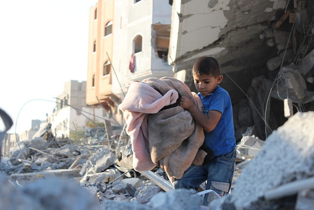 Gaza, tra tregua umanitaria e accuse di fame: Netanyahu nega, ma la crisi continua a uccidere