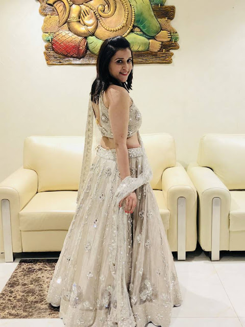 Bollywood actress mannara chopra hot images in traditional wear