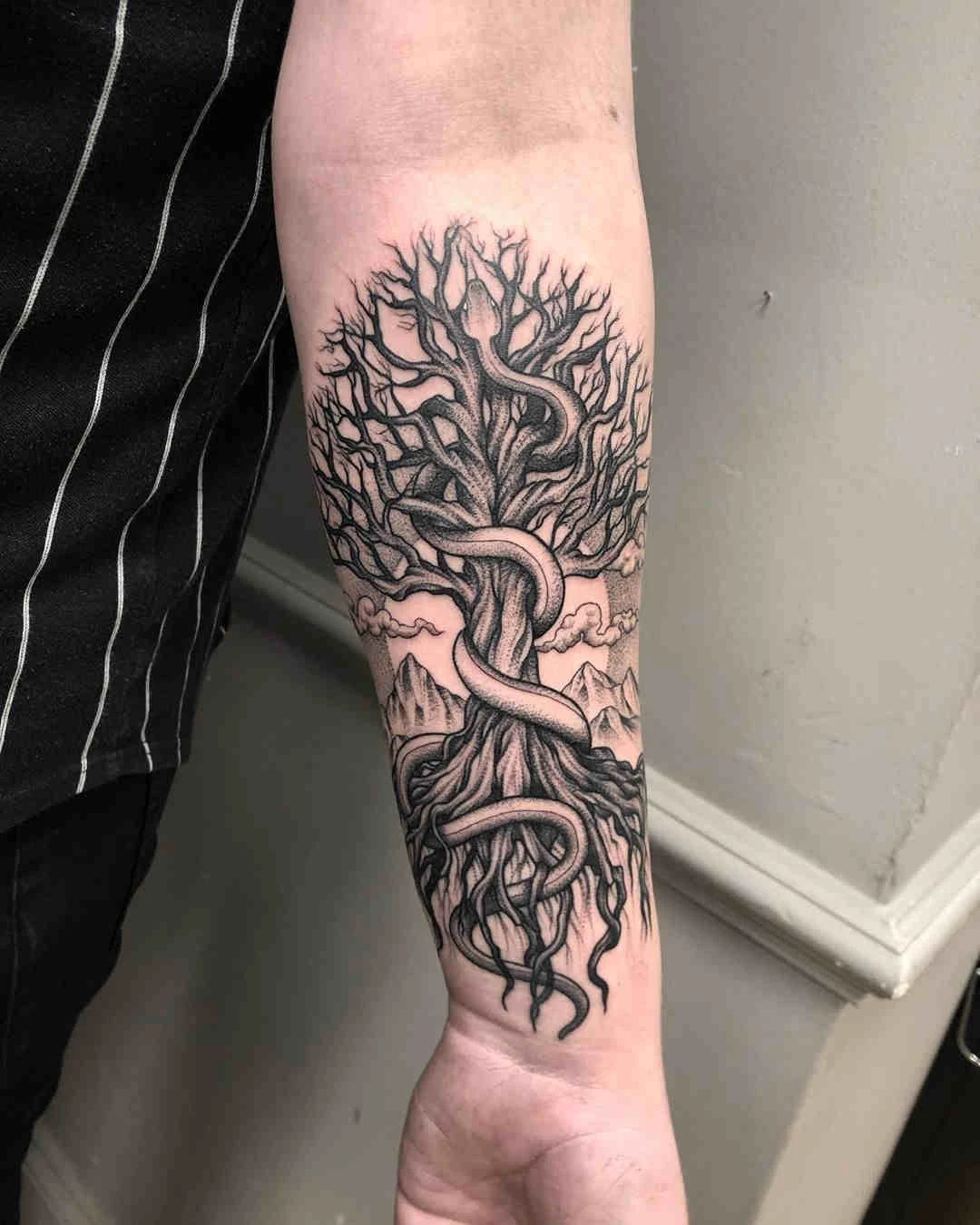 tatuaje de Yggdrasil vikingo, el arbol del mundo