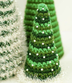 http://translate.google.es/translate?hl=es&sl=en&u=http://www.petalstopicots.com/2013/12/cone-christmas-tree-crochet-patterns/&prev=search