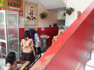 Kerja Bakti Membersihkan Lemari Piala di SDN Parapat 1