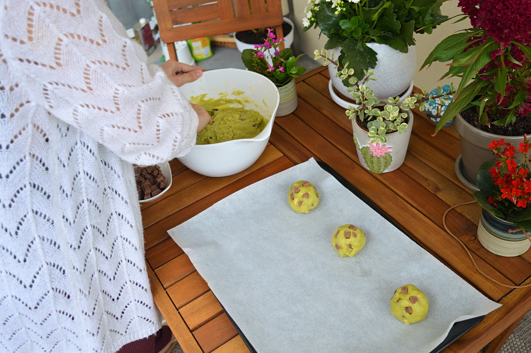 Boules de cookies matcha crues