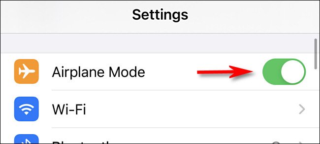 في الإعدادات على iPhone ، انقر على مفتاح "وضع الطائرة" لتشغيله.