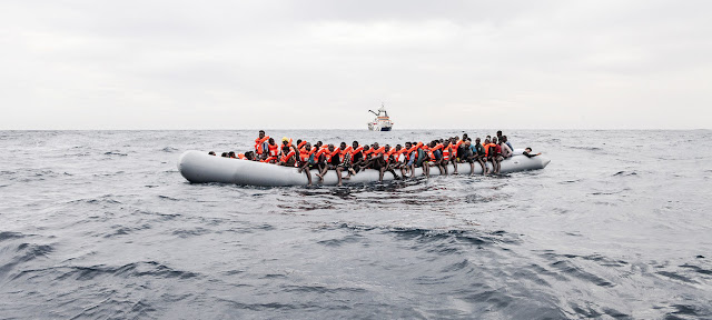 Migrantes y refugiados abordo de un bote en aguas internacionales en las costas de Libia en noviembre 2016.ACNUR//Giuseppe Carotenuto