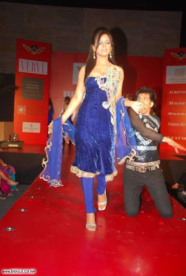 Neetu Chandra sizzles on the ramp at Fosters fashion show image