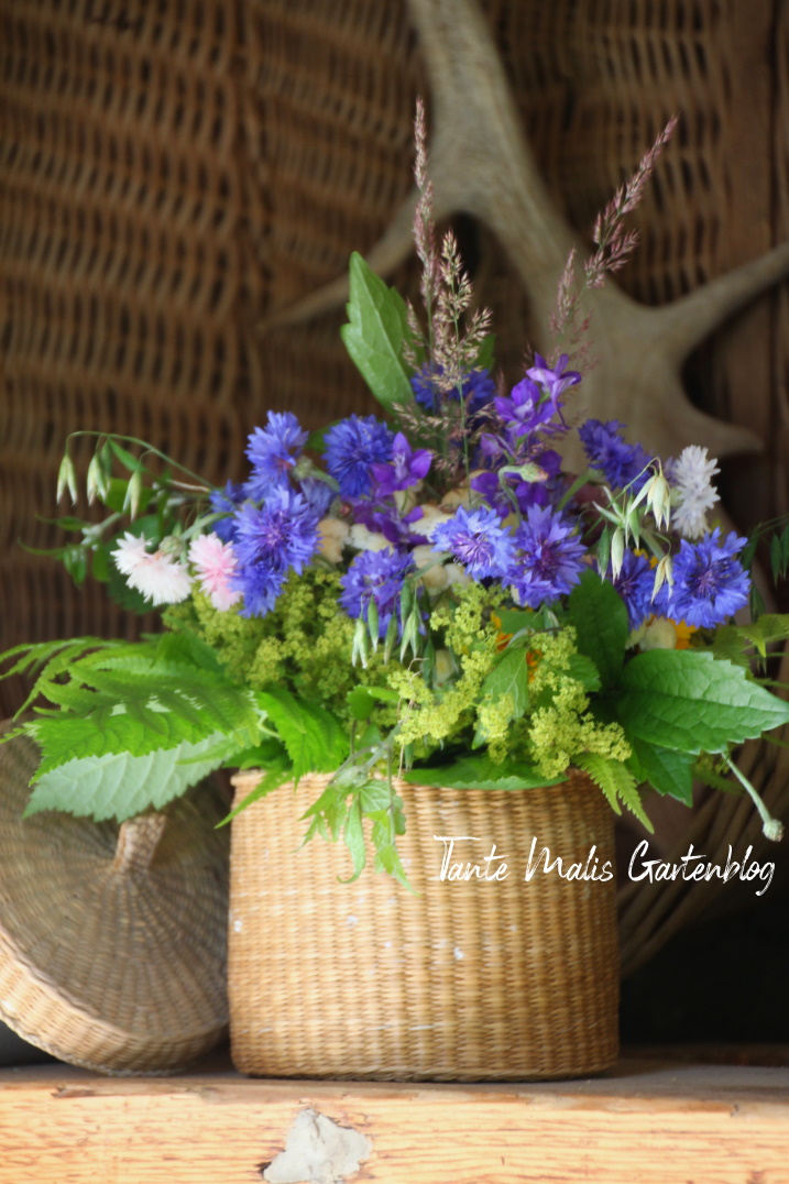 Strauß aus Gartenblumen und Bienenweide