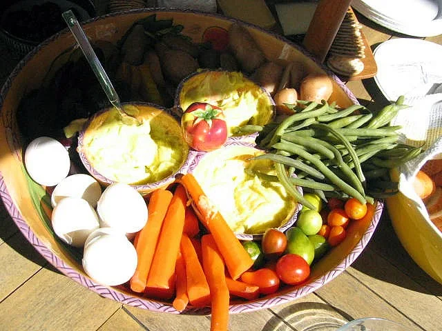 plat famililal provençal : aïlloli au cabillaud et légumes du marché, sauces