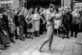 Fotografías de Arnold Schwarzenegger en bañador por la calle